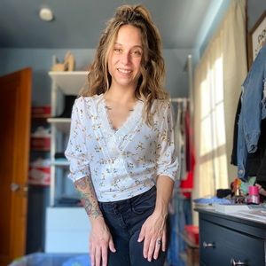 🐞White Blouse w/ mustard yellow flowers